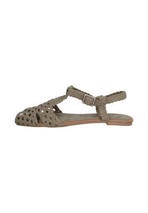 Sandalia plana con tiras trenzadas grises, diseño de punta abierta, cierre de hebilla en el tobillo y plantilla acolchada sobre una suela color beige.