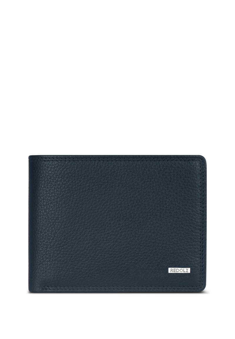 Billetera bi-fold de cuero negro texturizado con una pequeña placa metálica rectangular en la esquina inferior derecha.