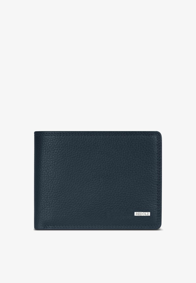 Zwarte gestructureerde leren bi-fold portemonnee met een klein rechthoekig metalen logo plaatje in de rechter benedenhoek.