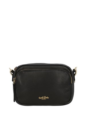 Črna torbica iz usnja čez ramo z zlatim zadrgo, nastavljivim trakom in napisom "Gusti Leder studio" na sprednjem žepu.