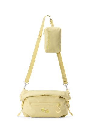 Gele crossbodytas met verstelbare band, voorvak met ritssluiting en een bevestigd klein tasje met de tekst "bingabong".