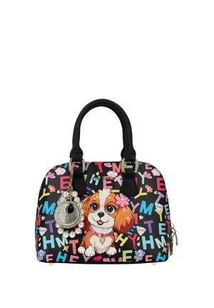 Geantă neagră cu litere colorate, un câine de desen animat cu o floare roz și un pandantiv atârnat cu perlă și strasuri.