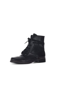 Botín de piel negra hasta el tobillo, con punta redondeada, tacón plano, parte delantera con cordones y acentos de costura. Textura suave y diseño minimalista.