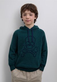 Blågrön hoodie i mjukt material med en stor marinblå dödskalle och korsben-grafik på framsidan. Har huva med dragsko och ribbade muddar.