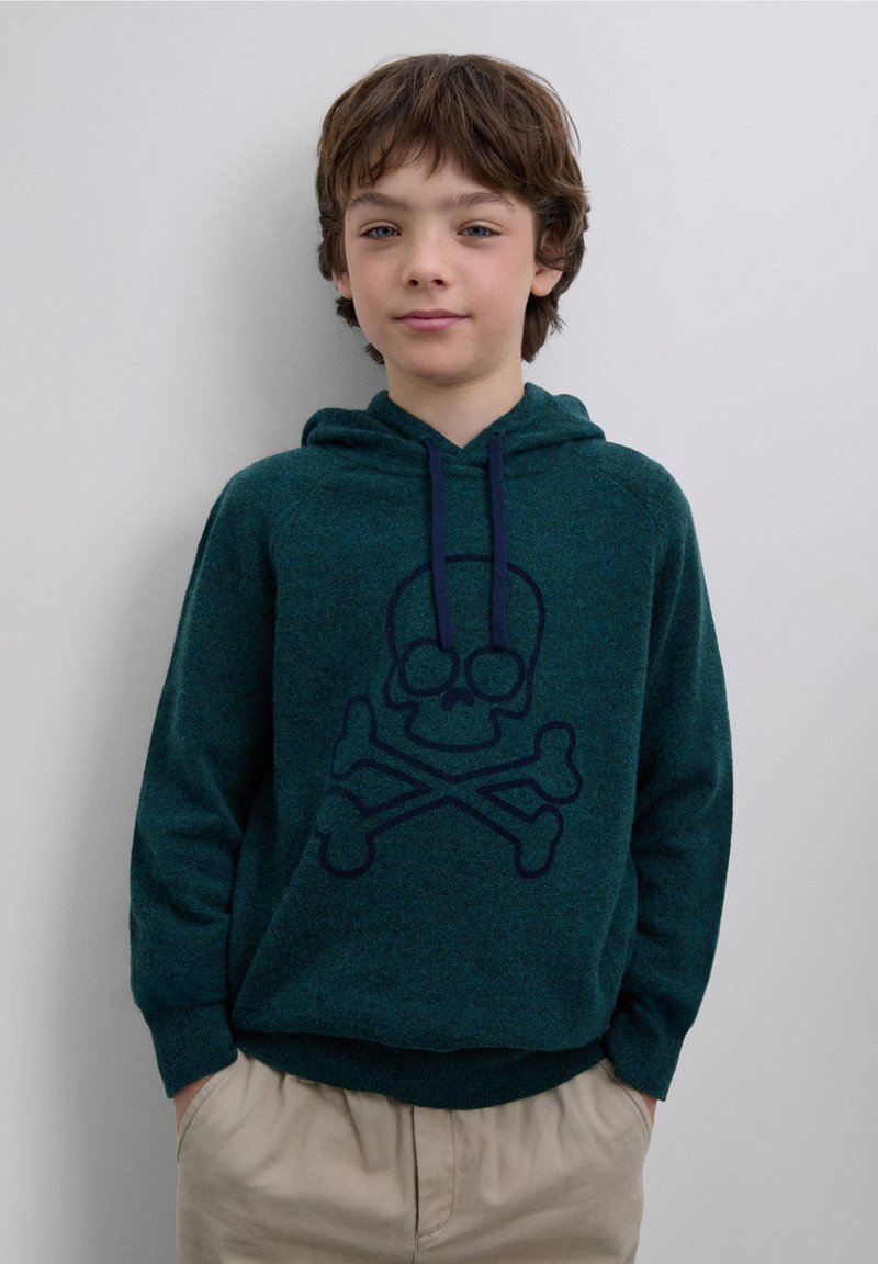 Blågrön hoodie i mjukt material med en stor marinblå dödskalle och korsben-grafik på framsidan. Har huva med dragsko och ribbade muddar.