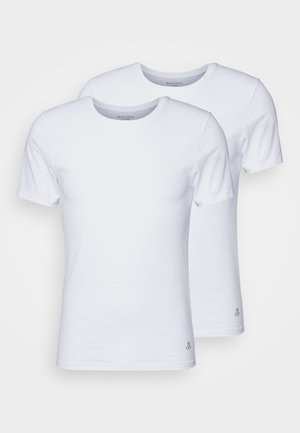 Zwei weiße kurzärmelige T-Shirts aus Baumwolle. Rundhalsausschnitt mit glatter Textur. Verfügt über ein kleines Markenlogo nahe dem Saum.