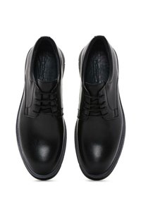 Zapatos de cuero negro con una textura suave, punta redonda y diseño de cordones con cinco ojales. Presentan un borde en contraste y una plantilla acolchada.