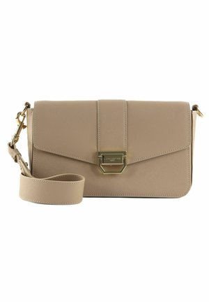 Sac à main en cuir beige avec un fermoir en métal doré, de forme rectangulaire, bandoulière amovible et logo discrètement embossé à l'avant.