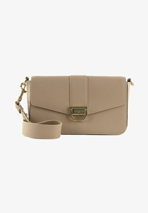 Borsa a tracolla in pelle beige con chiusura in metallo color oro, forma rettangolare, tracolla rimovibile e logo impresso in modo discreto sul davanti.