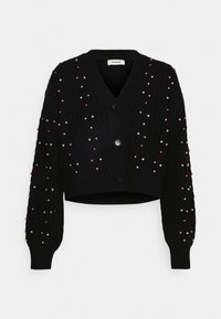Cardigan noir raccourci avec un col en V, présentant une texture côtelée et des perles décoratives colorées en rose et crème, fermées par des boutons.