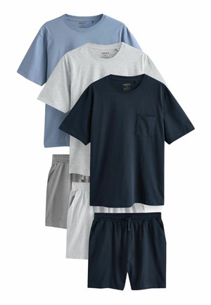 Zestaw czterech ubrań: trzy bawełnowe t-shirty z krótkim rękawem w jasnoniebieskim, szarym i granatowym kolorze oraz dwie pary dopasowanych szortów w szarym i granatowym kolorze.