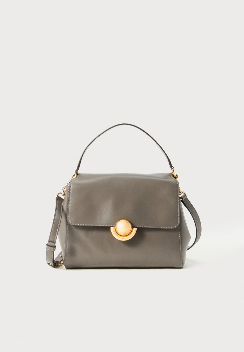 Borsa a mano in pelle grigia con chiusura a patta, hardware circolare dorato, manico superiore e tracolla rimovibile. Texture liscia.