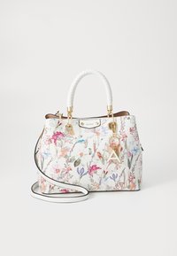 Blomstrete veske med hvit faux skinnutside, flettede hvite håndtak, gullfarger detaljer og en avtagbar charm med et "A."