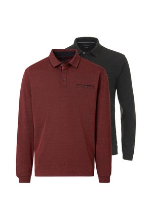 To langærmede polo t-shirts, den ene mørkerød foran med en knappet brystlomme, og den ene sort delvist synlig bagved.
