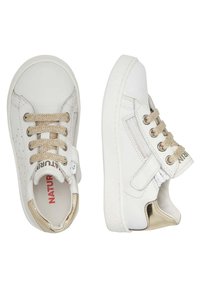 Sneakers bianchi in pelle con accenti dorati, lacci testurizzati e una strap con chiusura a strappo. Presentano dettagli laterali perforati e una suola ammortizzata.