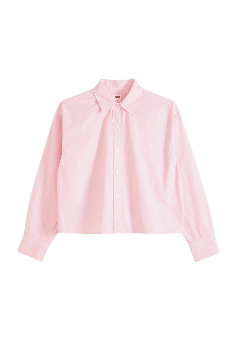 Chemise rose pâle à manches longues avec col et boutons, étalée à plat sur un fond blanc.