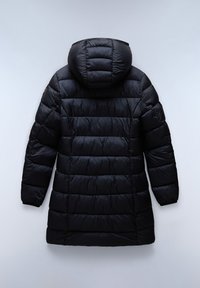 Zwarte puffercoat met een capuchon, voorzien van een doorgestikt ontwerp, een gladde textuur en lange mouwen. De achteraanzicht toont een horizontaal stikselpatroon.