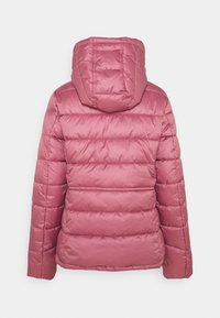 Różowa kurtka puchowa z kapturem, cechująca się pikowanym wzorem i gładką fakturą. Kurtka ma długie rękawy i okrągły dół.