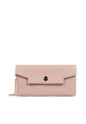 Pochette rectangulaire en cuir rose doux avec fermeture à rabat, bandoulière chaîne dorée, et petit bouton logo rond doré au centre.