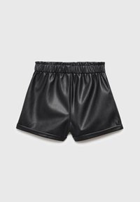 Svarta kortbyxor i konstläder med elastisk midja, slät textur och vikta fållar, utformade för en åtsittande silhuett.
