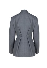 Grijze op maat gemaakte blazer met een gestructureerde pasvorm, twee knopen aan de achterkant en details van rugpleats. Soepele stof met een subtiele textuur.