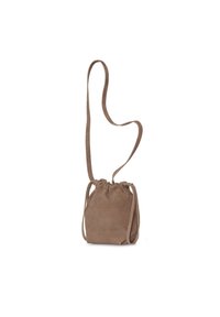 Borsa a tracolla in suede marrone con una texture morbida, una tracolla sottile e una forma arrotondata. Caratterizzata da un design minimalista e un branding discreto.