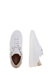 Sneaker bianche con una finitura liscia, caratterizzate da un accento oro chiaro sul tallone, punta rotonda e suola piatta in gomma. Le stringhe sono bianche.