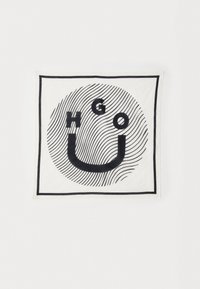 Pamut sál, merész fekete grafikai mintával, az "HGO" és "U" betűkkel, fehér háttérrel, fekete vonallal keretezve.