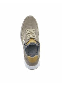 Baskets en daim marron avec lacets beiges et un accent beige au talon. Caractéristiques : une fermeture éclair sur le côté et une doublure intérieure texturée. Semelle blanche.