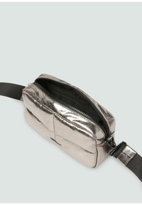 Metallisch silberne Beuteltasche mit Reißverschluss, rechteckiger Form, gestepptem Muster und verstellbarem schwarzen Träger. Innenausstattung mit Futter und Tasche.