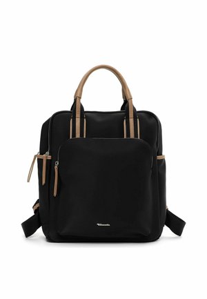 Zwarte rugzak met lichtbruine handgrepen en ritssluitingen, voorvak met rits en verstelbare schouderbanden op een witte achtergrond.