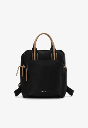 Schwarzer Rucksack mit hellbraunen Griffen und Reißverschlusslaschen, vorne eine Reißverschlusstasche und verstellbare Schultergurte vor weißem Hintergrund.