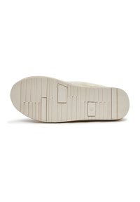 Suola di scarpa in gomma bianca con superficie testurizzata, caratterizzata da linee orizzontali e un motivo rettangolare, bordi lisci e un logo sottile.
