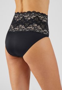Mutande nere a vita alta con un cinturino in pizzo decorativo, caratterizzate da un corpo morbido e elastico e un intricato motivo in pizzo sulla parte superiore.