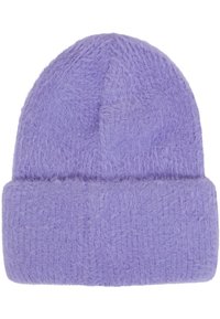 Vachte paarse gebreide beanie met een opgerolde rand, met een zachte textuur en een regulier formaat. Geen extra versieringen of patronen zichtbaar.