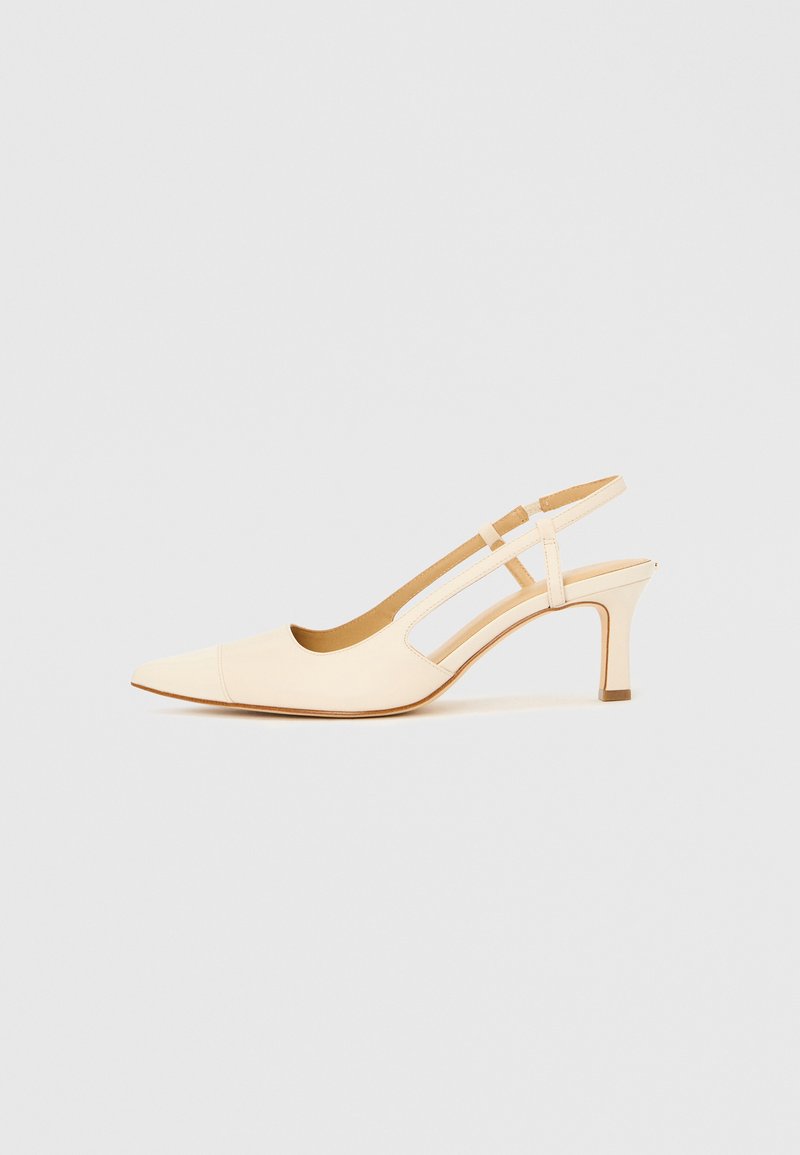Beige-väriset slingback-korkokengät, joissa on terävä kärki, sivuilla leikkaukset ja siro korko. Valmistettu sileästä materiaalista, jossa on minimaalista koristelua.