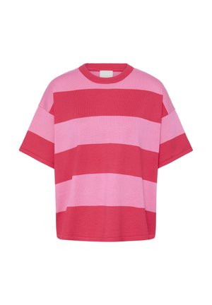 Haut en maille à manches courtes avec larges rayures horizontales alternant rouge et rose, doté d'un col rond et d'une coupe décontractée.