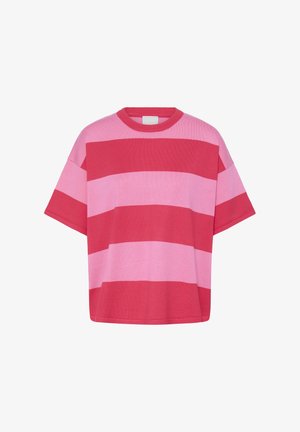 Haut en maille à manches courtes avec larges rayures horizontales alternant rouge et rose, doté d'un col rond et d'une coupe décontractée.