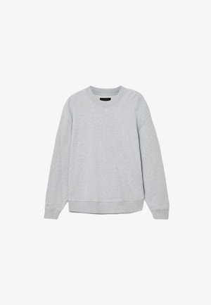 Sudadera gris hecha de tejido suave, con escote redondo, mangas largas y puños y dobladillo acanalados. Sin patrones o herrajes visibles.