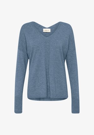 Blauwe trui met lange mouwen, V-hals, losse pasvorm, ribbelmanchetten en een zachte textuur. Etiket zegt "CREAM" bij de halslijn.