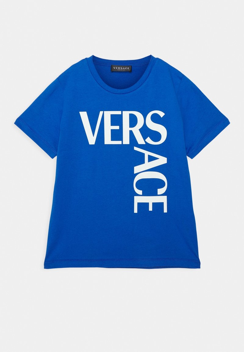 T-shirt bleu à manches courtes avec logo blanc Versace imprimé verticalement et horizontalement sur le devant.