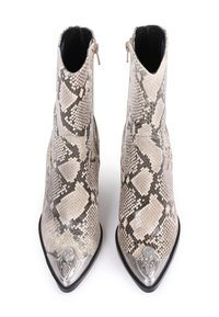 Kotníkové boty s potiskem hadí kůže a špičatou špičkou, s kovovým stříbrným kapcem na špičce. Obsahují boční zipy a mají elegantní design v béžových a šedých tónech.