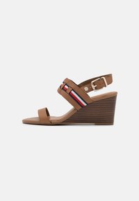 Braune Leder-Wedge-Sandale mit Riemen-Design, das eine eingewebte Akzent hat und in Rot, Weiß und Blau gestreift ist. Verstellbare Knöchel-Schnalle.