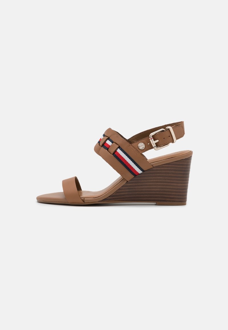 Braune Leder-Wedge-Sandale mit Riemen-Design, das eine eingewebte Akzent hat und in Rot, Weiß und Blau gestreift ist. Verstellbare Knöchel-Schnalle.