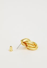 Goldene Ohrringe mit einem gedrehten Kettendesign, ausgestattet mit einem Stecker und einer kleinen Rückseite. Glatte Textur und glänzende Oberfläche.