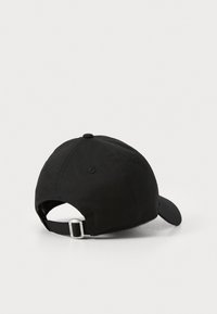 Μαύρο βαμβακερό καπέλο μπέιζμπολ με καμπυλωτό γείσο, ρυθμιζόμενη ζώνη στο πίσω μέρος και αεριστρές τρύπες για καλύτερη αναπνοή.