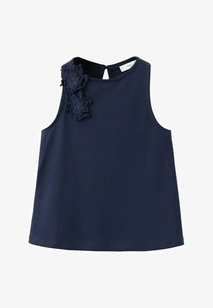 Modrý top bez rukávov s vysokým golierom, zdobený dvoma textúrovanými kvetinovými aplikáciami na ľavom ramene a zapínaním na gombík na zadnej strane.