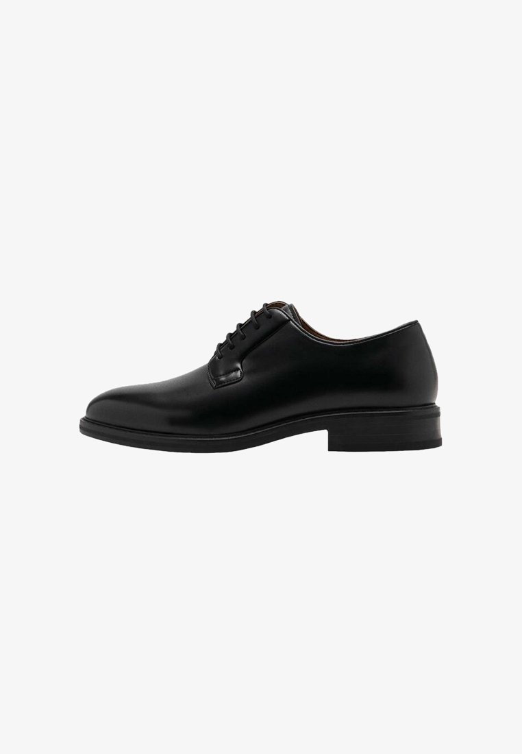 Chaussure habillée pour homme en cuir noir avec laçage fermé, petit talon empilé et bout lisse arrondi, vue de profil droit.