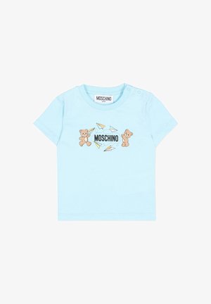 Maglietta azzurra per neonati con due orsacchiotti, aeroplanini di carta e la scritta "MOSCHINO" centrata sul davanti.