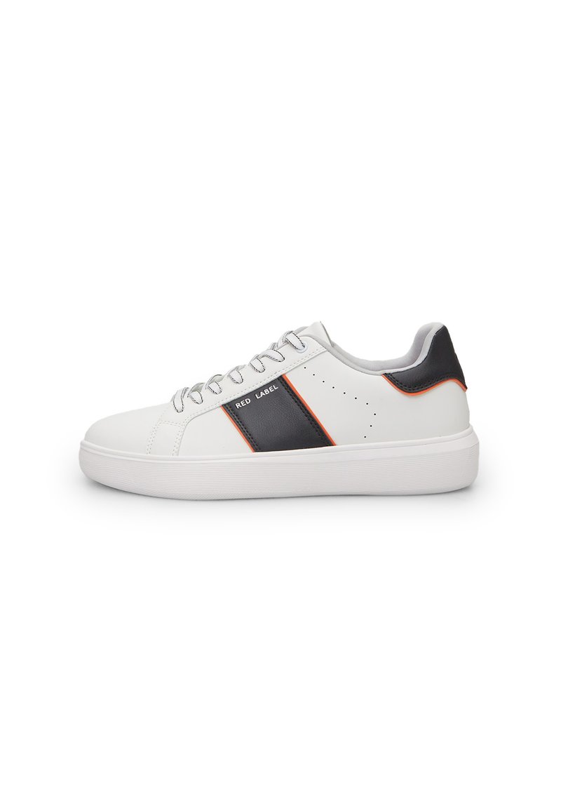 Valged sneakers hallide aktsentide ja musta triibuga, millel on kiri "RED LABEL". Sile materjal, ümar kuju ja kummist tallad.